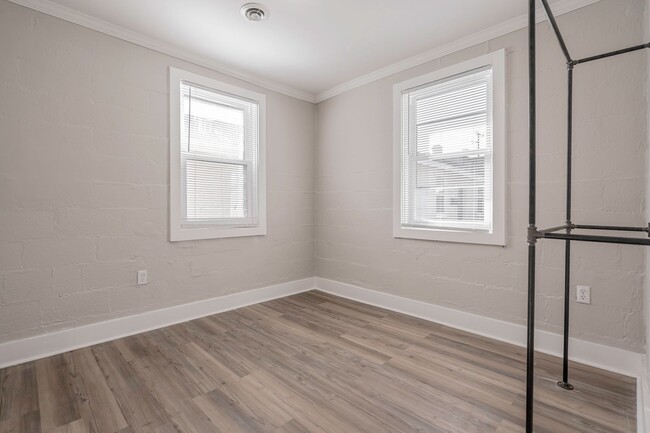 Building Photo - Charming Apartment Downtown Columbia - Hou...