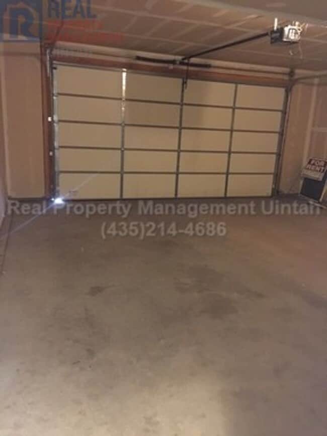 Building Photo - 3 Bed 2.5 Bath Townhome in Split Mountain.