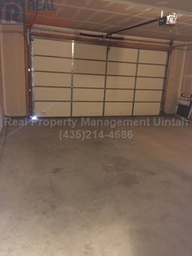 Foto del edificio - 3 Bed 2.5 Bath Townhome in Split Mountain.
