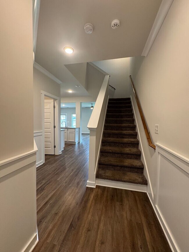 Building Photo - Spacious 3-Bedroom Home with Loft – Minute...