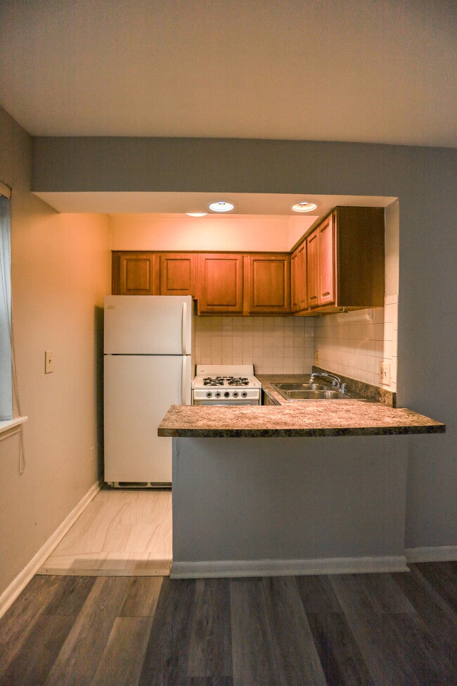 Building Photo - 522 W Briar Pl