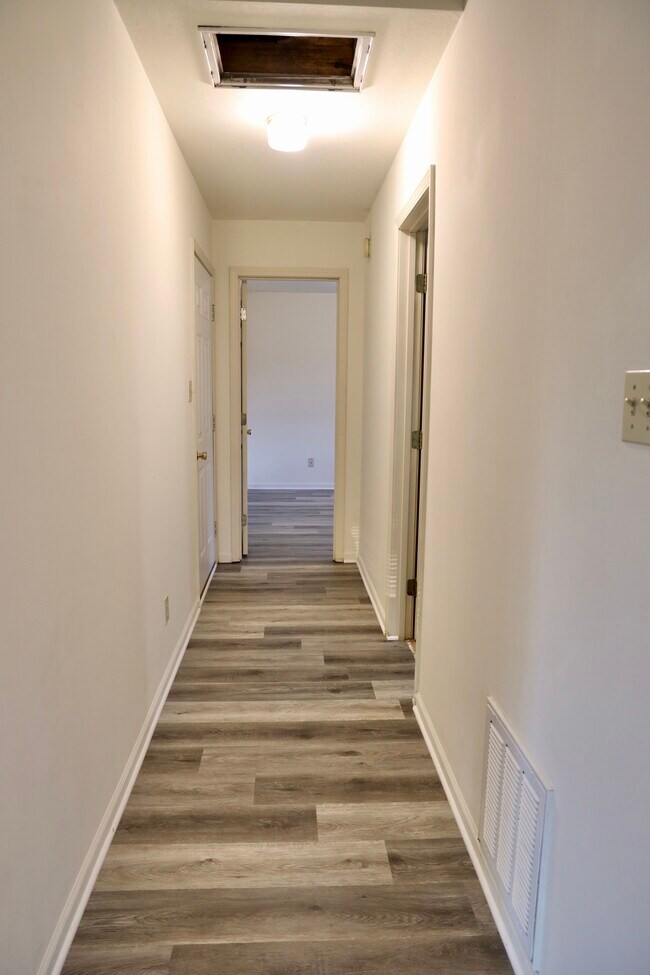 Foto del edificio - 1710 Ashwood Dr