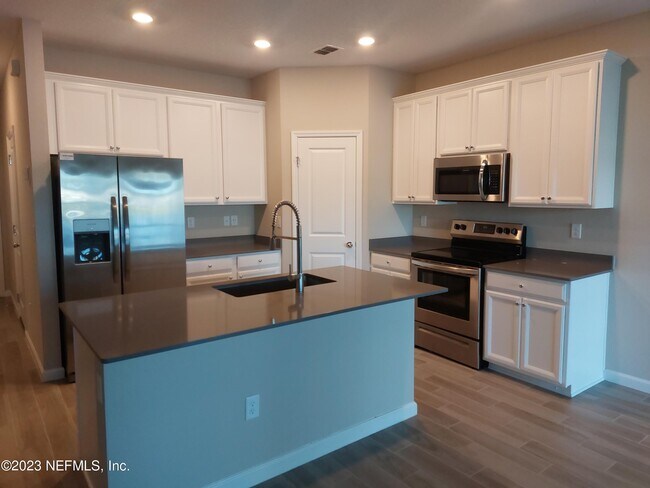 Foto del edificio - 12911 Josslyn Ln