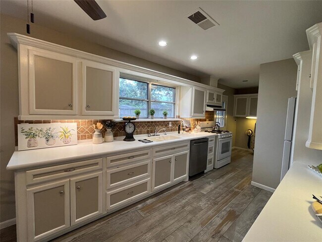 Building Photo - 5619 Libbey Dr