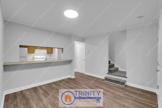 Building Photo - Newly updated and spacious!