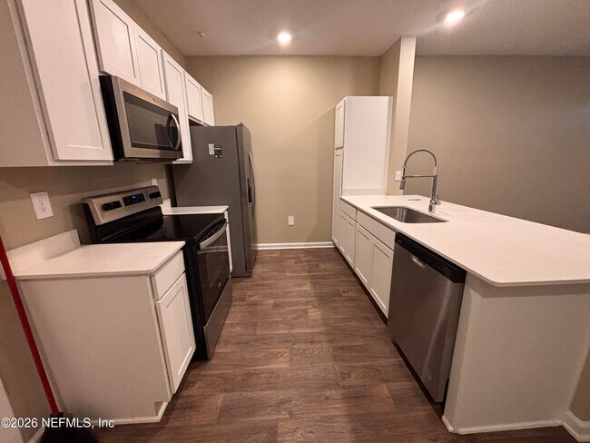 Foto del edificio - 903 Rivertree Pl