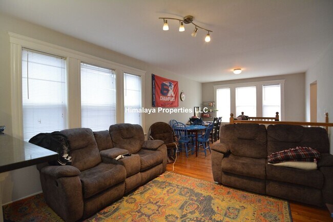 Foto del edificio - Central Mission Hill Location. Steps from ...