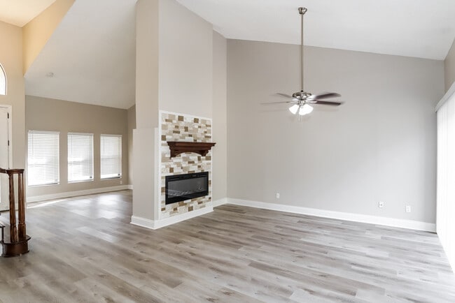 Building Photo - Spacious 4-Bedroom in Tampa, FL