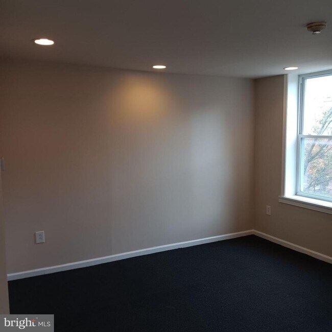 Building Photo - 1732 W Diamond St