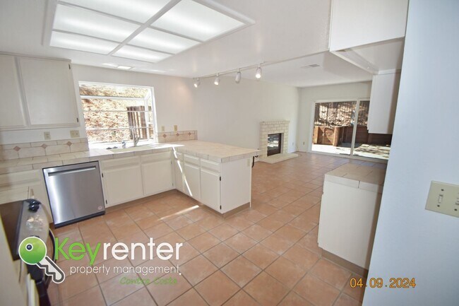 Building Photo - 4 Bed plus Bonus Room and Large Backyard i...