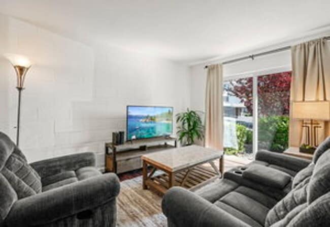 Foto del edificio - FULLY FURNISHED home available now.