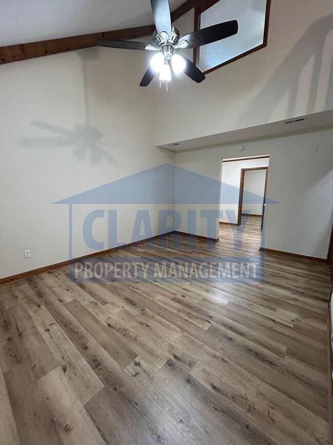 Foto del edificio - Centrally located two bedroom duplex!