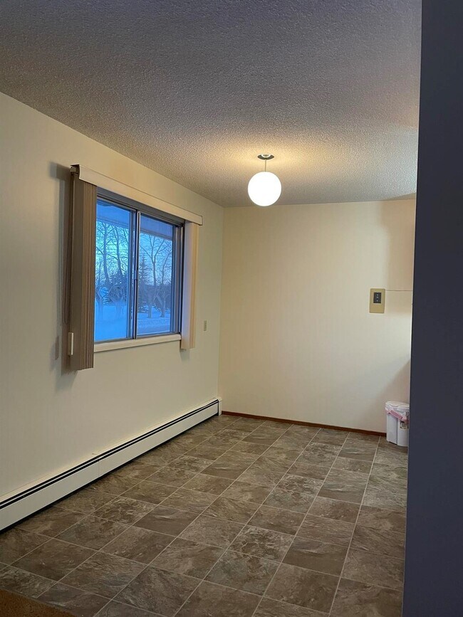 Building Photo - 2 Bed 1 Bath Unit in Carstairs, AB