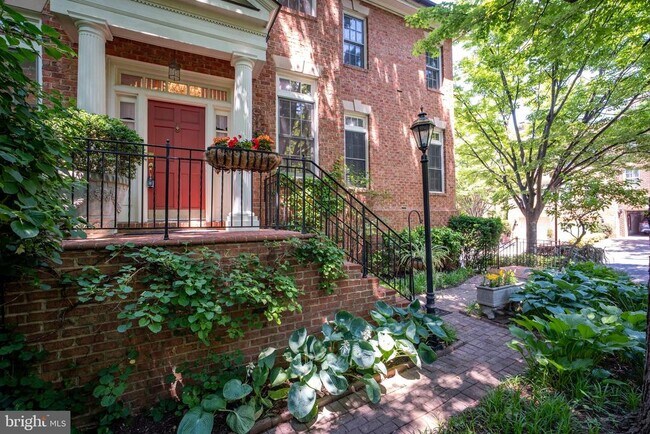 Foto del edificio - 2026 Mayfair McLean Ct