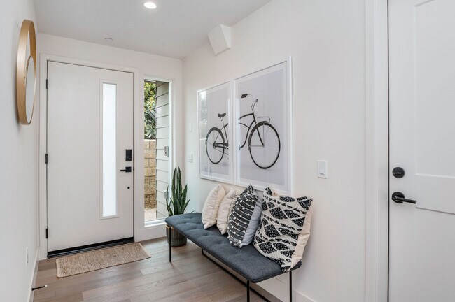 Building Photo - 1352 N Fairfax Ave