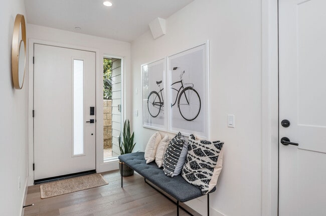 Foto del edificio - 1352 N Fairfax Ave