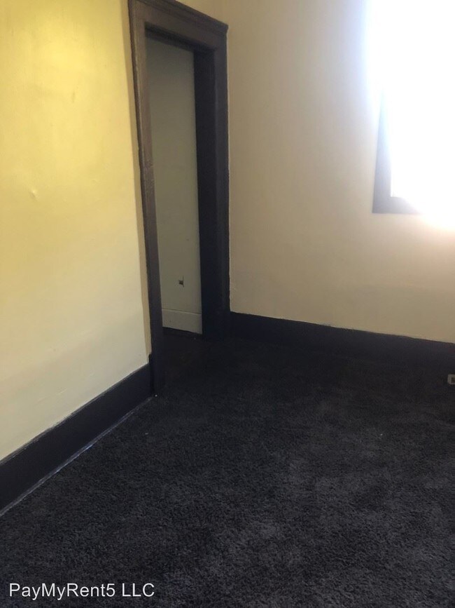 Foto del edificio - 5 br, 1.5 bath House - 2370 N Holton St