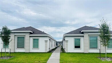 Building Photo - 1121 Shavano Dr