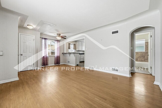 Building Photo - Cozy Home with Washer/Dryer and Fenced Yard