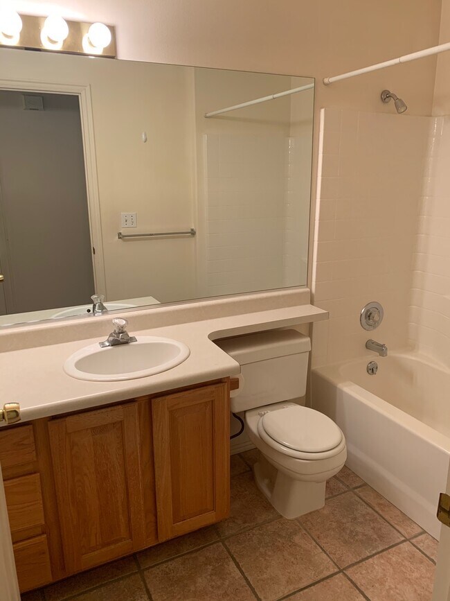 Building Photo - 3 Bed/ 2 Bath HOME