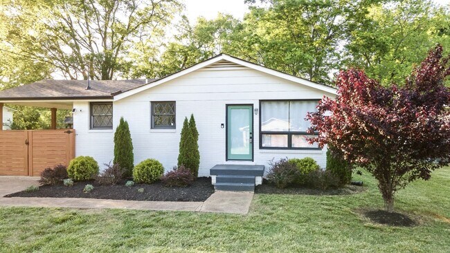 Foto del edificio - **ABSOLUTELY STUNNING TOP-TO-BOTTOM RENOVA...