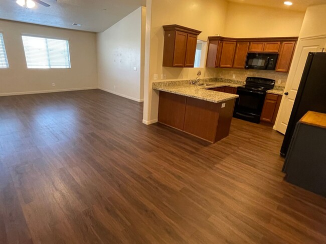 Building Photo - 3 Bedroom/2 Bathroom Condo in Midvale