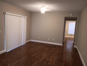 Building Photo - 5048 Lantana Rd