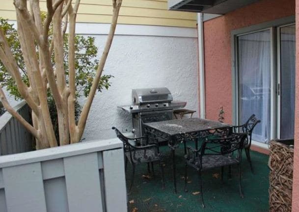 Foto del edificio - 2-Story Townhome WALKING DISTANCE TO THE BEACH! COMMUNITY POOL!