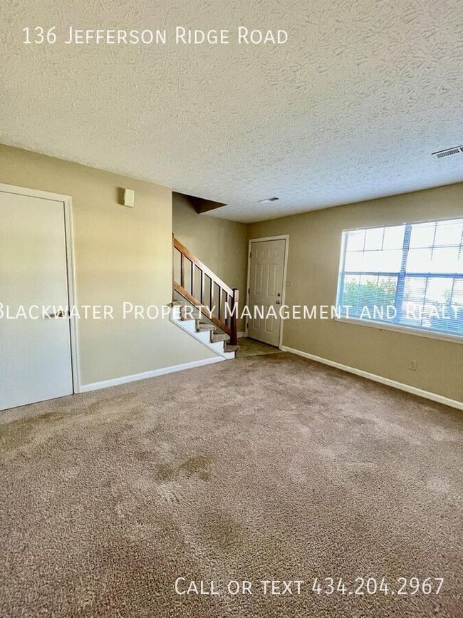 Foto del edificio - 136 Jefferson Ridge Rd