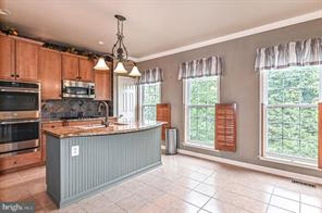 Building Photo - Updated Faircrest 4 BD 3.5 BA Townhome