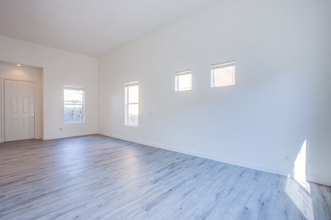 Building Photo - 10537 Redwood Ash Ave