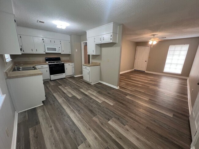 Building Photo - 3 bedroom 1 bathroom off Kicker Rd
