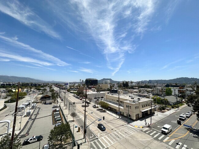 Foto del edificio - 11405 Chandler Blvd