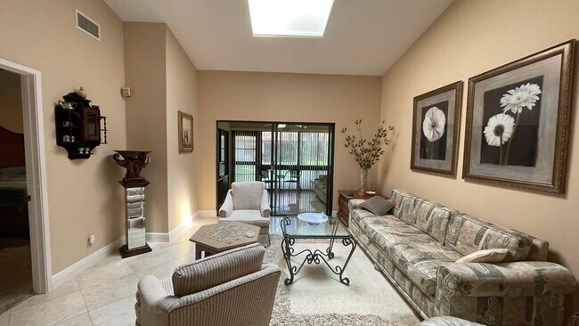 Foto del edificio - 6165 Sunny Pointe Cir