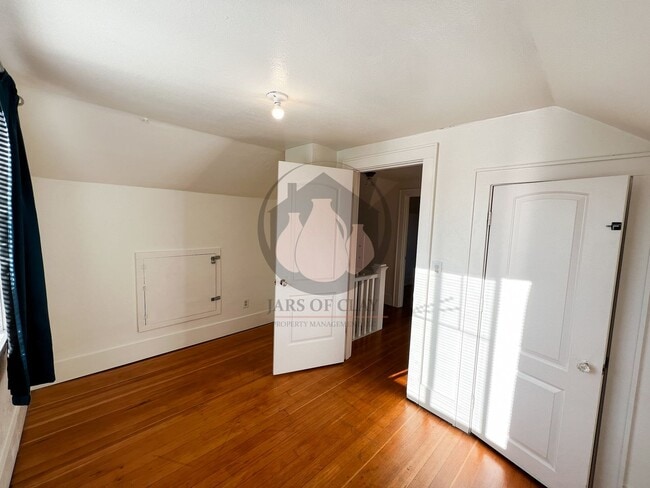 Building Photo - Adorable Historical Home