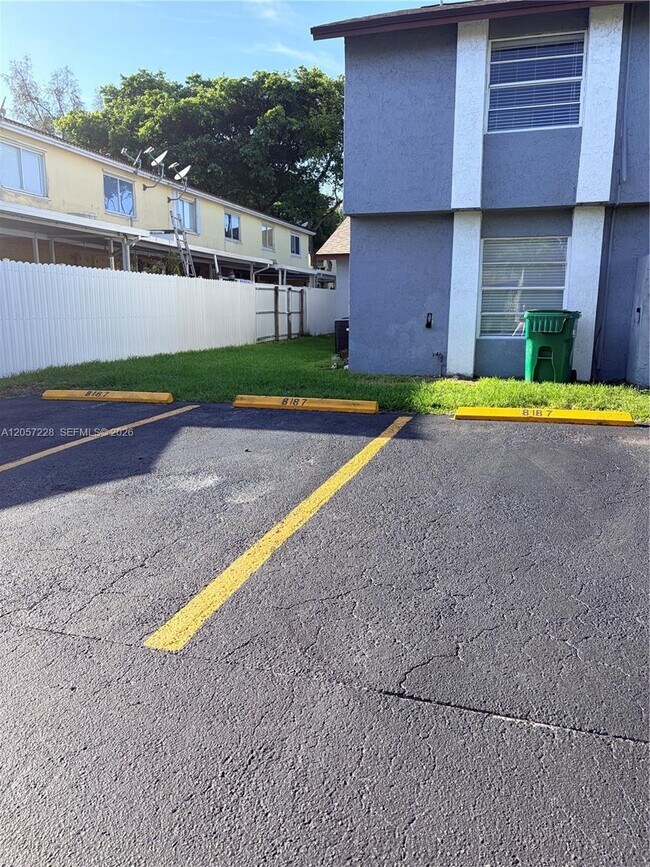 Foto del edificio - 8187 NW 99th St