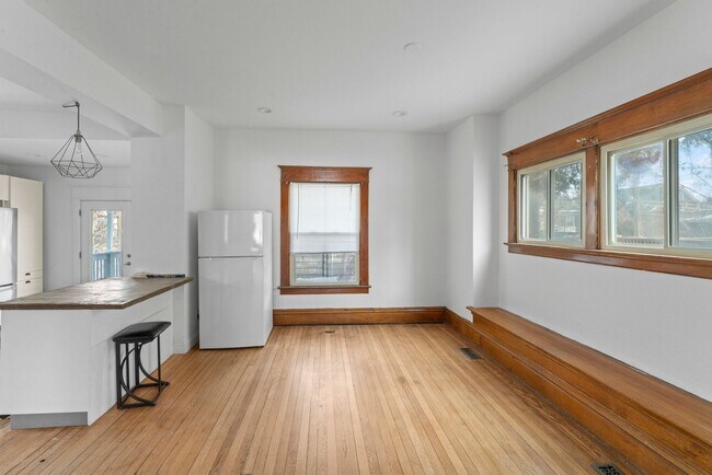 Foto del edificio - Historic Charm Meets Modern Living – Spacious 6-Bedroom in Prime KC Location! $3900.00