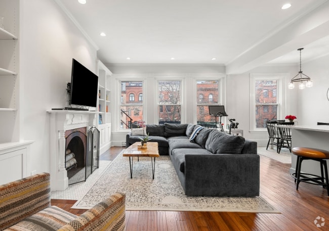 Building Photo - 461 Beacon St