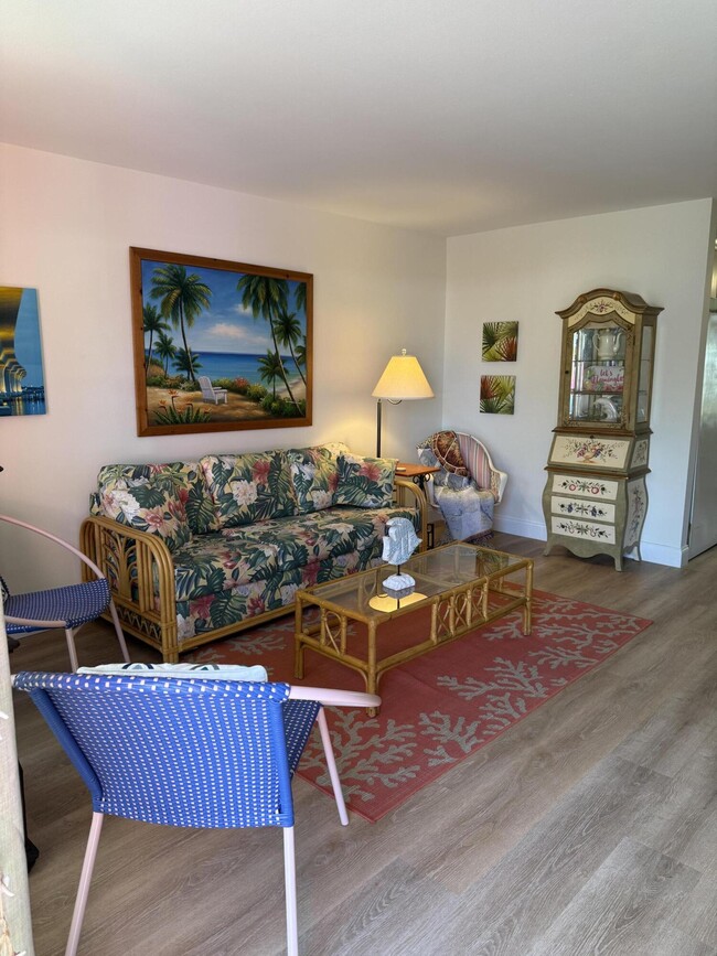 Building Photo - 440 SE Fini Dr