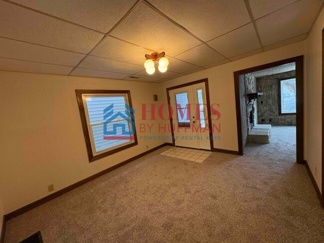 Building Photo - Three Bedroom | Two Bath | Detached Garage