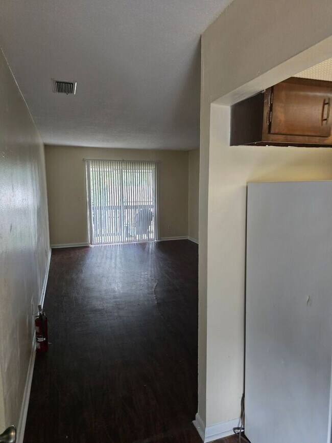 Building Photo - 1Bedroom 1 Bathroom Condo in Palms West Av...