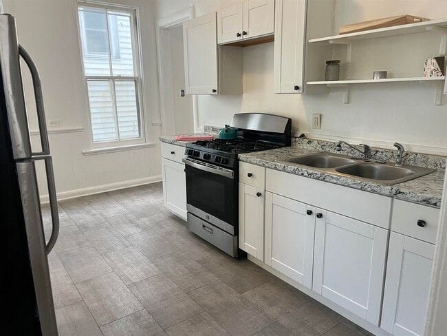 Building Photo - 130 5th Ave