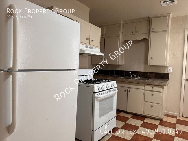 Building Photo - 2 Bedroom 1 Bathroom Home with 1 Car Garag...