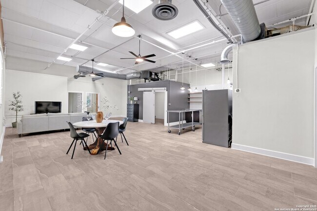 Foto del edificio - 3363 E Commerce St