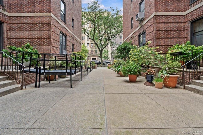 Foto del edificio - 117 Seaman Ave