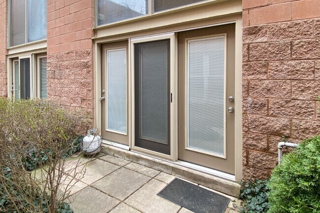 Foto del edificio - 1100 W Cornelia Ave