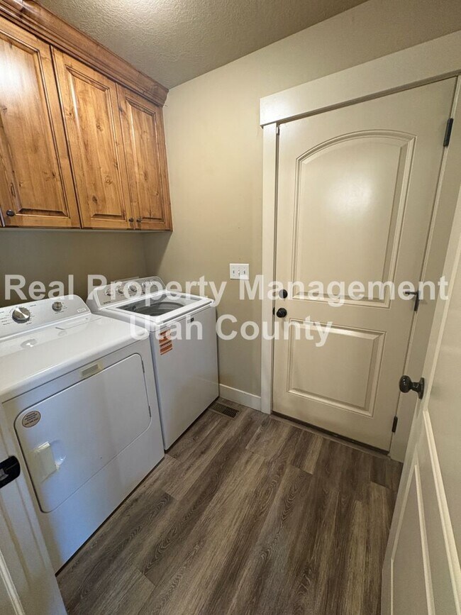Foto del edificio - $500 Off First Months Rent! 5 bedroom home...