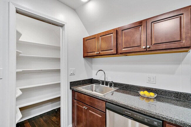Building Photo - 1108 Des Plaines Ave