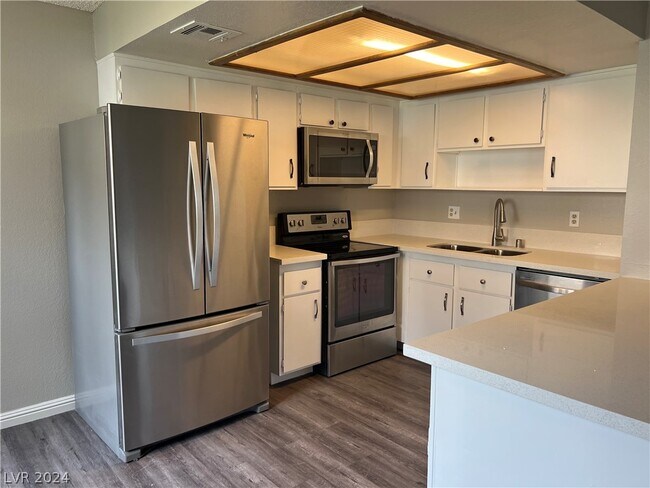 Foto del edificio - 849 Rock Springs Dr