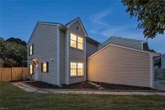 Building Photo - 10 Warwick Cir